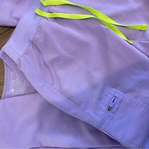 Purple fig scrub set looks brand new!